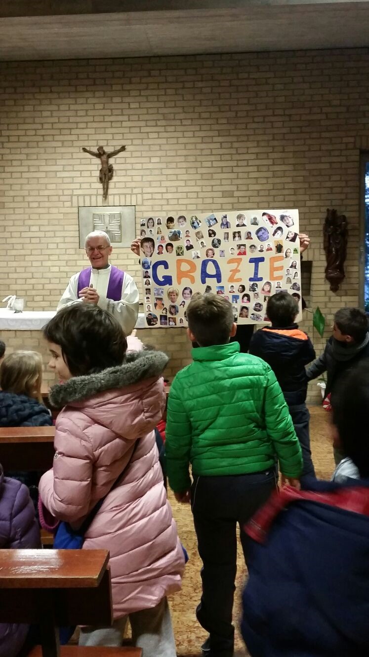 vicario con cartellone dei bambini