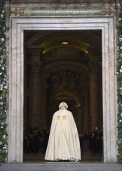Papa Francesco attraversa la Porta Santa