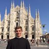 Primo piano di Giovanni Calastri, sullo sfondo il Duomo di Milano